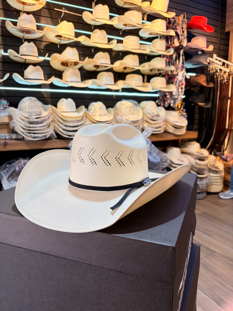 Sombrero Flechas Izquierda Fino